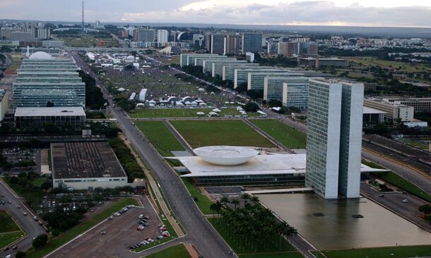O sociólogo Sérgio Abranches, autor do termo presidencialismo de coalizão, diz que lideranças do Congresso estavam dispostas a aprovar muitas das medidas defendidas por Bolsonaro