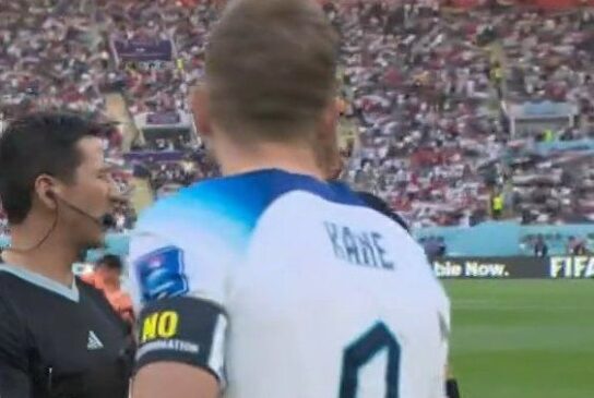 Harry Kane usa braçadeira contra a discriminação