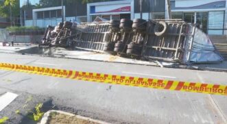 Carreta roubada tomba na Grande São Paulo.