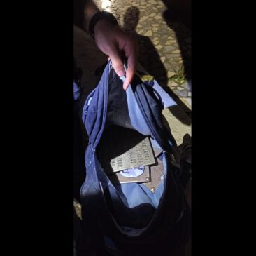 Placas de bronze foram encontradas dentro de mochila que estava com grupo