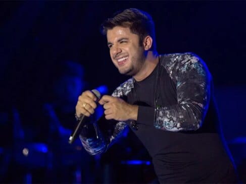 A música "Por Que", foi escrita por Filipe Escandurras, Ricardo Barbosa e Edu Valim, e descreve o sofrimento de um amor perdido