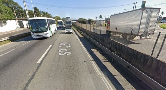 O corpo de um homem foi encontrado amarrado e enrolado em lençóis na rodovia Régis Bittencourt, km 284, em Embu das Artes