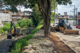Limpeza de córrego para prevenção de enchente ocorre em Taboão da Serra