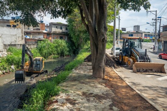 Limpeza de córrego para prevenção de enchente ocorre em Taboão da Serra