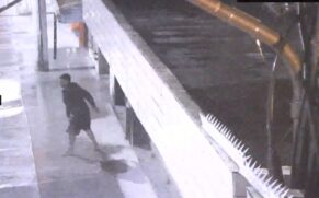 Câmera flagrou momento em que homem cometia furto em Santos
