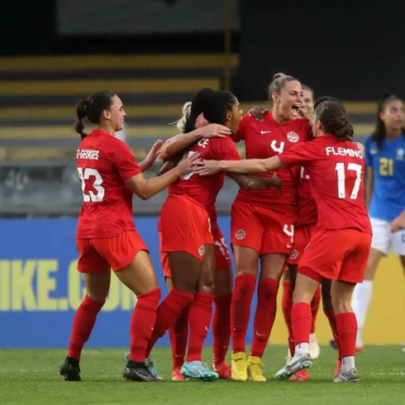 Jogadoras do Canadá comemoram gol de Zadorsky contra o Brasil pela seleção brasileira feminina em amistoso na Vila Belmiro