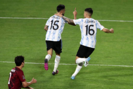 Nicolás González (número 15) e Joquín Correa comemoram gol contra a Venezuela pelas eliminatórias