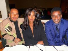 Lewis Hamilton, Iza e Seu Jorge jantam juntos.