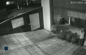 As imagens das câmeras de segurança do prédio mostram que ao menos nove jovens forçaram o portão para invadir o local.