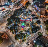 Vista aérea da  praça Nicola Vivilechio após receber a tradicional decoração natalina para as festas de final de ano