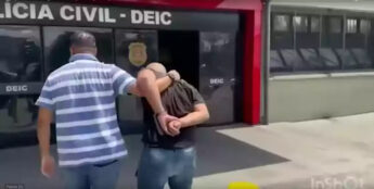 Com os falsos agentes foram encontrados camisetas e distintivos da Polícia Civil