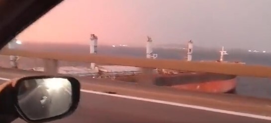Navio se choca contra a Ponte Rio-Niterói