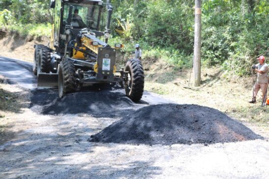 O trabalho de colocação da massa quente contou com a utilização de uma motoniveladora (patrol), dois caminhões e um rolo compressor