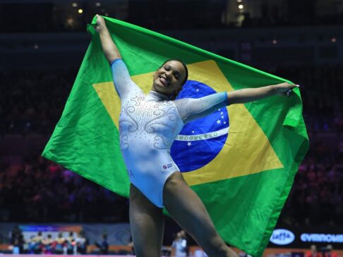 A ginasta Rebeca Andrade após vencer o Mundial de ginástica