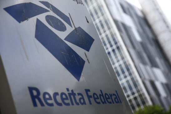 A pena prevista para o crime de estelionato majorado é de até cinco anos de reclusão e multa.