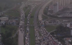 Caminhoneiros bloqueiam trecho da rodovia Castello Branco, em SP