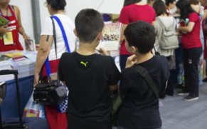 Crianças na 21ª Festa do Livro da USP, ocorrida em novembro de 2019