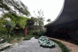 Obra de Erika Verzutti na casa projetada por Oscar Niemer em São Paulo