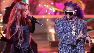 Anitta e Missy Elliot se apresentando no AMAs.