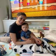 Andressa Urach e seu filho Leon.