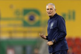 Tite durante visita da seleção brasileira ao estádio de Lusail, palco da estreia na Copa