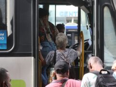 As novas regras definem que as concessionárias deverão realizar a reciclagem de cerca dos 30 mil condutores que operam na cidade.