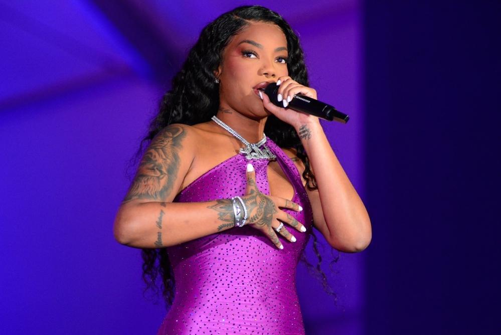 Nas redes sociais, Ludmilla compartilhou o line-up do evento e não escondeu a alegria de ter a presença confirmada no festival gringo