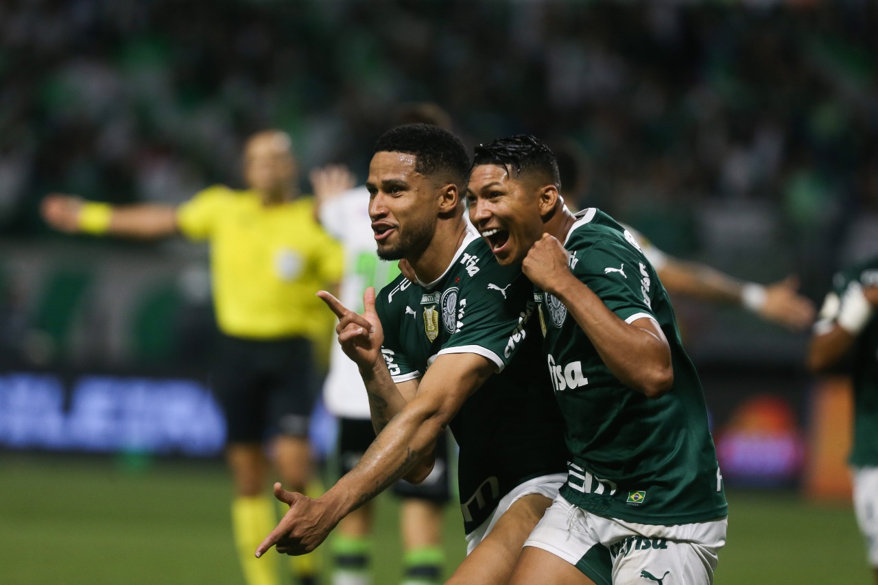 Palmeiras vira e vence o América