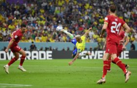 Richarlison marcou dois na vitória do Brasil contra a Sérvia