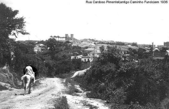 Foto mostra o antigo "Caminho Fundo" - atual Rua Cardoso Pimentel -, uma das mais importantes vias públicas do Município de Porto Feliz