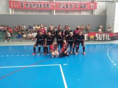 Equipe campeã Toque Sutil junto com sua torcida, antes da grande final