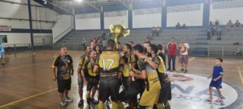 Equipe campeã, Arena Ré comemora o título da competição de Futsal Veteranos 35 anos de Taboão da Serra.
