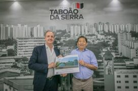 Prefeito Aprígio ao lado do empresário Antonio Luiz Esteve exibem projeto da Clínica Veterinária Municipal de Taboão da Serra