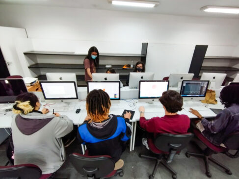 Os cursos são gratuitos e têm duração de três semestres, com aulas e atividades diárias nos períodos matutino ou noturno