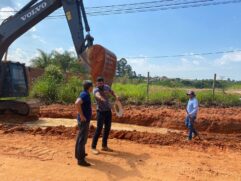 Será realizada a terraplanagem da via e a reciclagem de todo o trecho