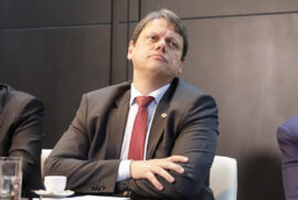 O governo Tarcísio de Freitas (Republicanos) anunciou na tarde desta quinta-feira (31) que afastou do cargo os professores que seriam responsáveis pela elaboração do material didático distribuído com erros a escolas