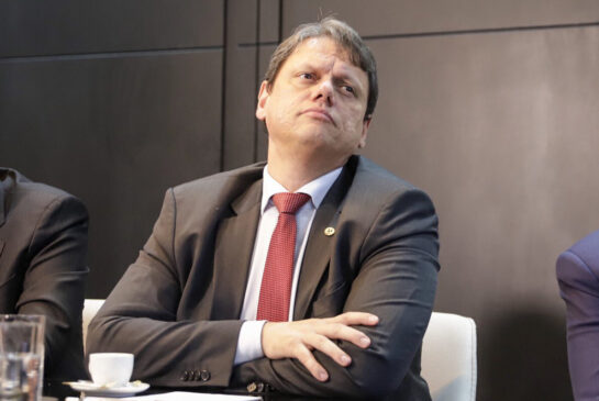 O governo Tarcísio de Freitas (Republicanos) anunciou na tarde desta quinta-feira (31) que afastou do cargo os professores que seriam responsáveis pela elaboração do material didático distribuído com erros a escolas