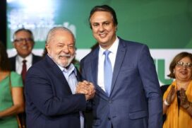 O presidente eleito, Luiz Inácio Lula da Silva, e o futuro ministro da Educação, Camilo Santana