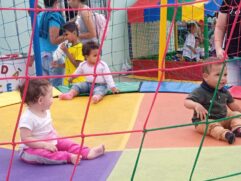 Festa de natal para crianças beneficiárias do Viva Leite contou com cama elástica e brinquedos infláveis