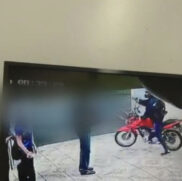 Câmeras registram o momento em que o bandido assalta funcionário e alunos em escola em São Bernardo do Campo