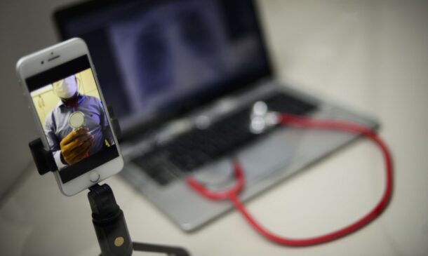 A prática da telessaúde havia sido permitida em caráter emergencial no Brasil no contexto da pandemia de covid-19, mas precisava ser regulamentada