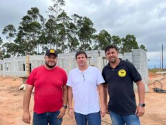 Ao meio, o ministro do Turismo, Carlos Brito, durante visita ao Mirante do Morro Azul, em Igaratá