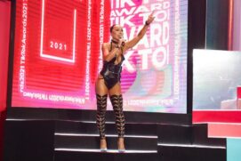 Sabrina Sato no palco do TikTok Awards 2022.