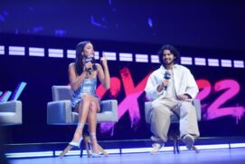 Bruna Marquezine e Xolo aparecem de surpresa em painel de Besouro Azul na CCXP.
