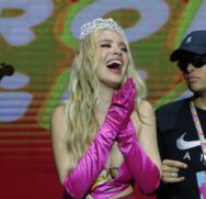 Viih Tube passa a coroa de rainha da farofa pra Karoline Lima