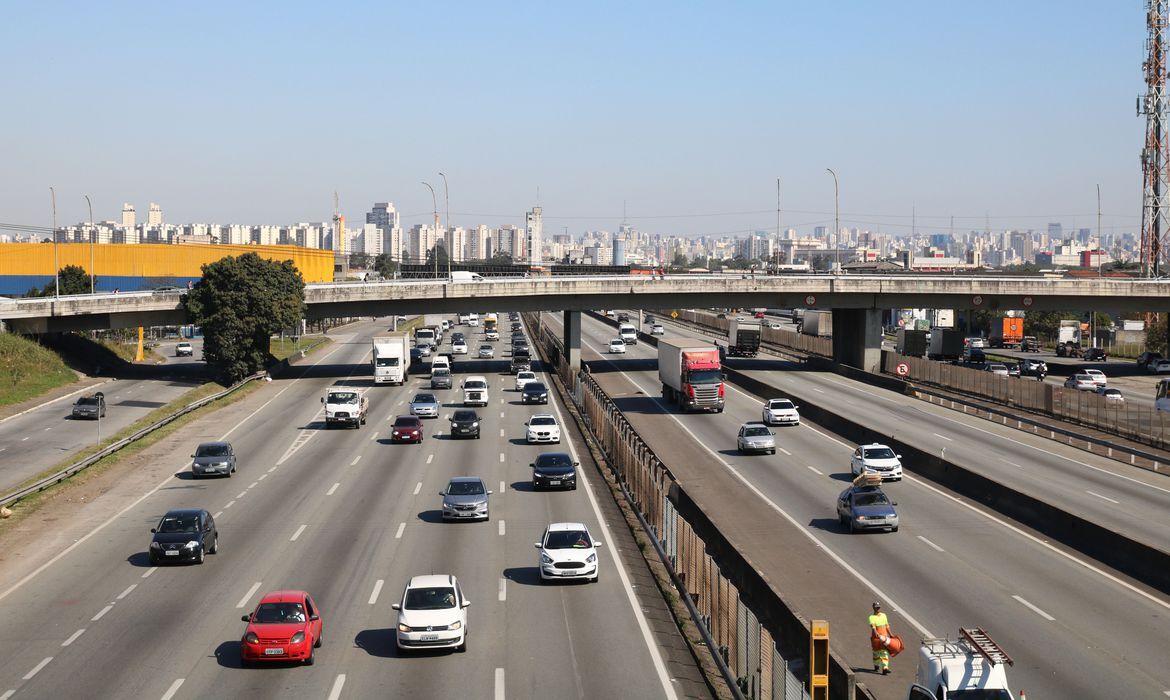 As rodovias paulistas deverão receber alto fluxo de veículos a partir da tarde desta quarta-feira (24), que antecede o feriado prolongado do aniversário de 470 anos da cidade de São Paulo