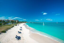 Grace Bay Beach, no Caribe, foi eleita a melhor praia do mundo pelo no World Travel Awards