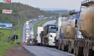 Greve de caminhoneiros ganha força e pode afetar abastecimento no Brasil