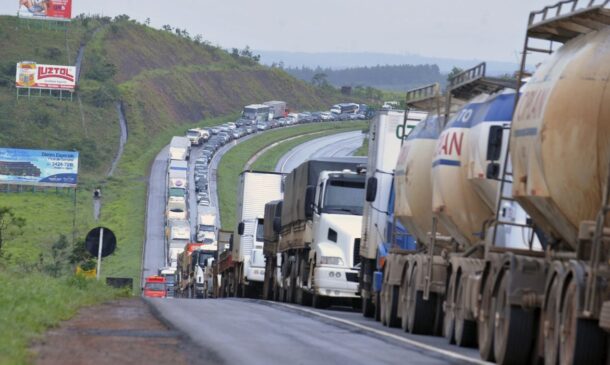 Greve de caminhoneiros ganha força e pode afetar abastecimento no Brasil