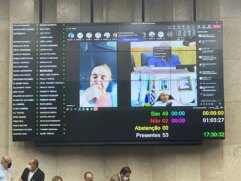 O projeto foi aprovado de forma simbólica pelos parlamentares, com 49 votos a favor e 2 contrários